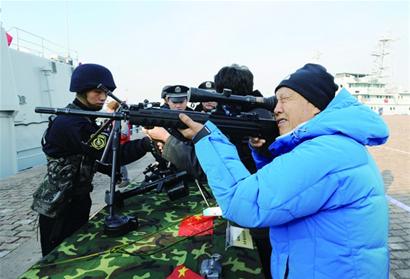 登上青岛舰近看反“海盗” 登上青岛舰近看反“海盗”