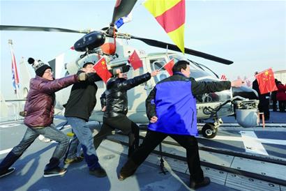 登上青岛舰近看反“海盗” 登上青岛舰近看反“海盗”