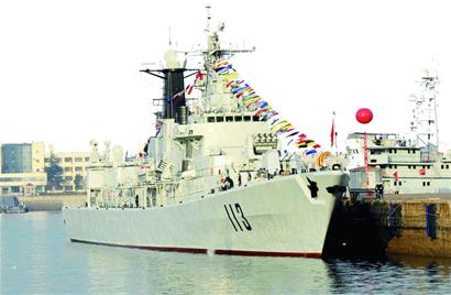 登上青岛舰近看反“海盗” 登上青岛舰近看反“海盗”