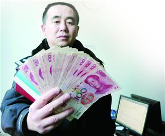 隔壁老人摸错门穿错衣