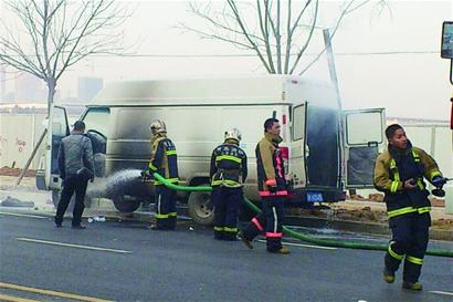 明火烤油箱 点着依维柯