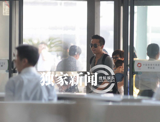 邓超孙俪一家三口幸福出行