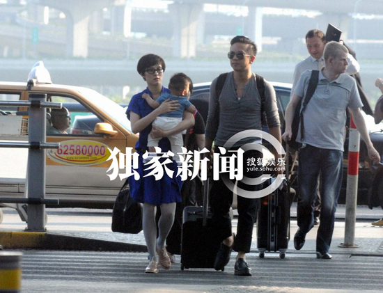 邓超孙俪一家三口幸福出行