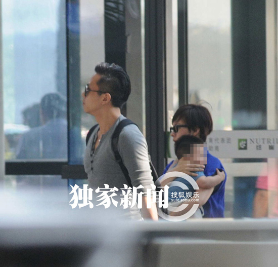 邓超孙俪一家三口幸福出行