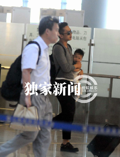 邓超孙俪一家三口幸福出行