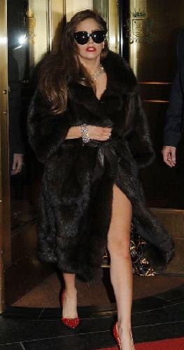 LadyGaga寒冬出街真空穿皮草 粉丝求合影大方露美腿