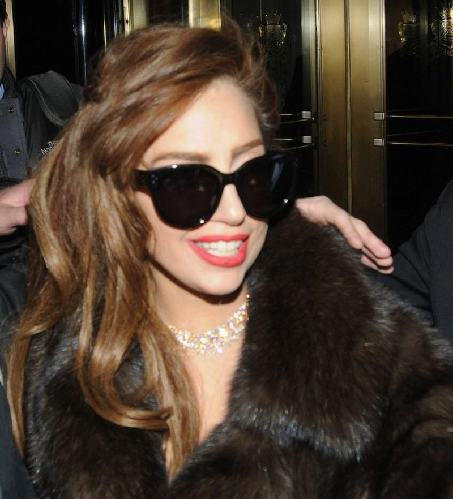 LadyGaga寒冬出街真空穿皮草 粉丝求合影大方露美腿