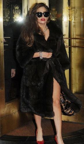 LadyGaga寒冬出街真空穿皮草 粉丝求合影大方露美腿