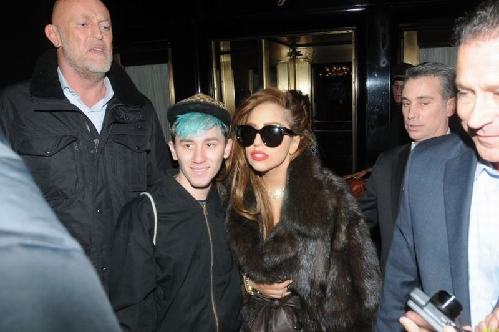 LadyGaga寒冬出街真空穿皮草 粉丝求合影大方露美腿