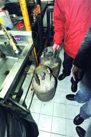 青岛检查餐饮企业 16岁报废液化气罐还敢用 青岛检查餐饮企业 16岁报废液化气罐还敢用