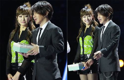 刘谦搭宋茜变魔术台上大胆索吻 闻唇印引宋茜露尴尬笑容