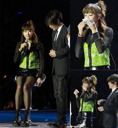 刘谦搭宋茜变魔术台上大胆索吻 闻唇印引宋茜露尴尬笑容