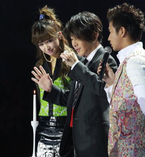 刘谦搭宋茜变魔术台上大胆索吻 闻唇印引宋茜露尴尬笑容