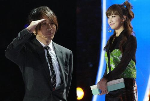 刘谦搭宋茜变魔术台上大胆索吻 闻唇印引宋茜露尴尬笑容