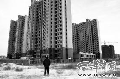 寒风中,姜凯喜望着已经封顶的小区心里很失落