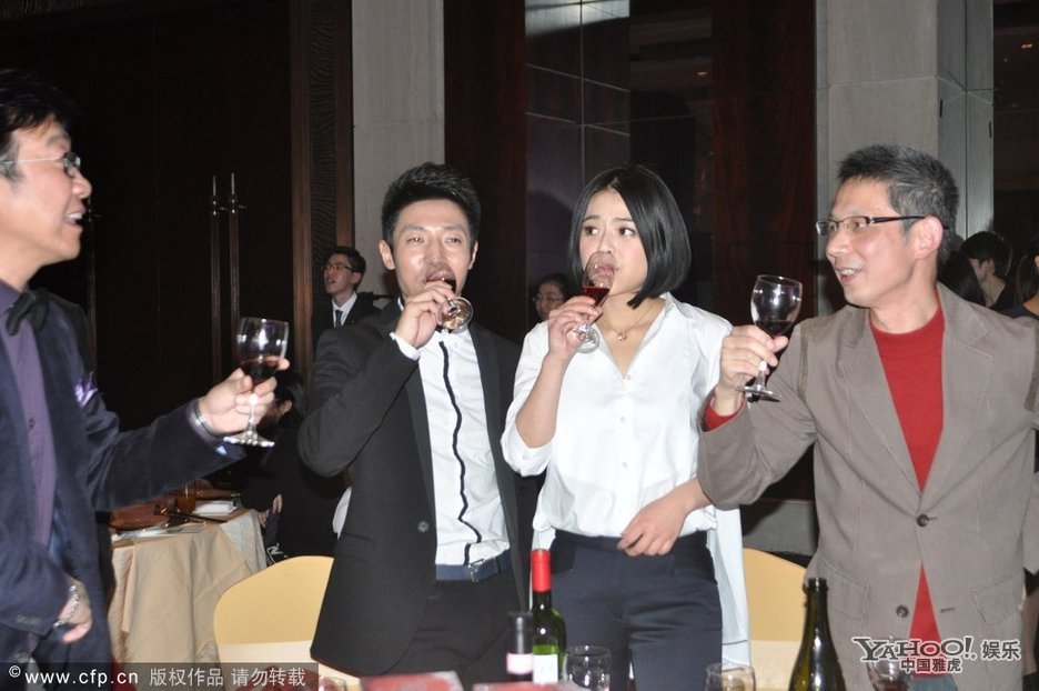 撒贝宁酒会与陈辰豪饮 面红耳赤显醉意