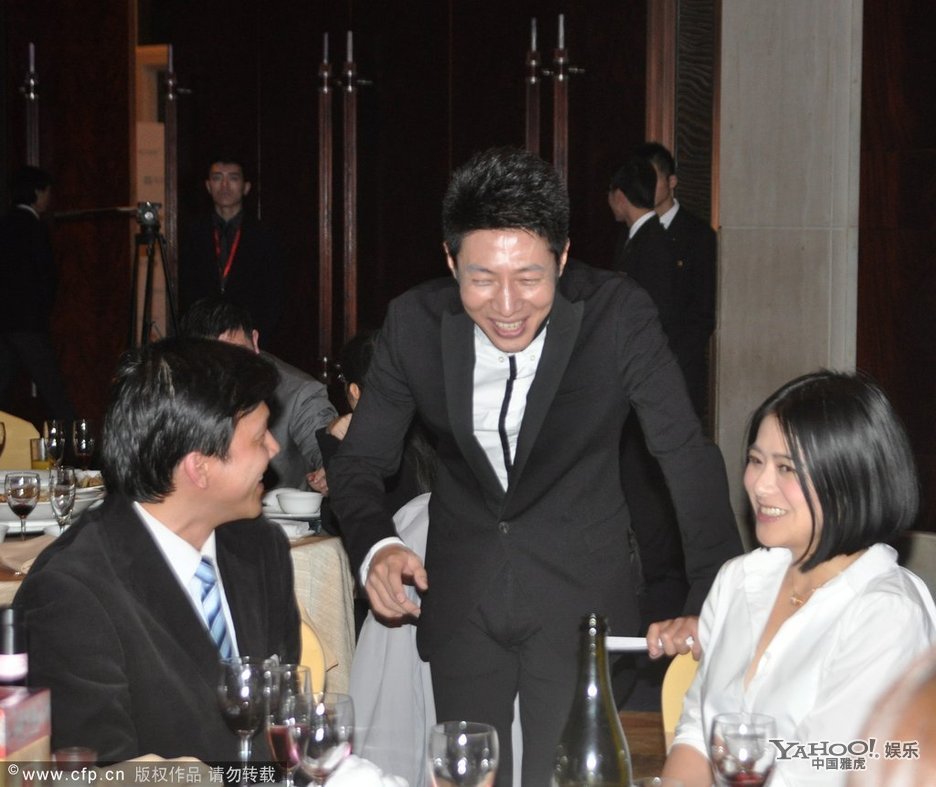 撒贝宁酒会与陈辰豪饮 面红耳赤显醉意