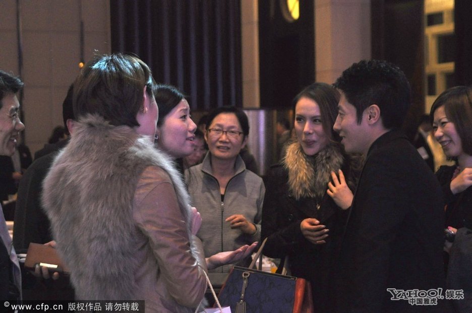 撒贝宁酒会与陈辰豪饮 面红耳赤显醉意