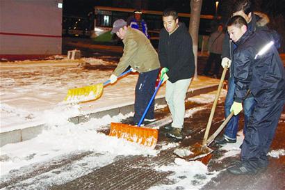 交警:青岛进入恶劣天气易发期 高速夜封动车降速(图) 交警:青岛进入恶劣天气易发期 高速夜封动车降速(图)