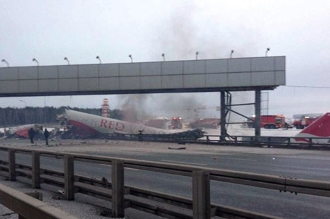 俄罗斯载12人客机冲出跑道断成三截 至少4人死亡