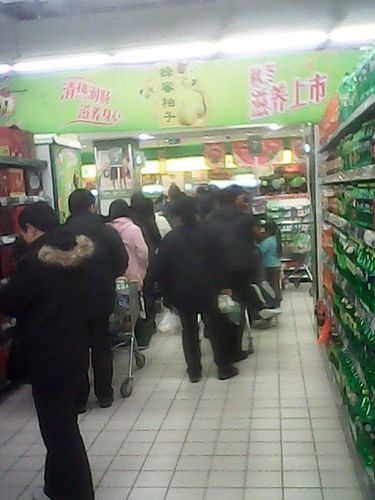 李村华润万家顾客因排队斗殴 超市:去外面打