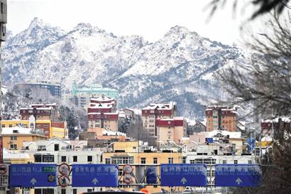 青岛迎来入冬最大雪漫过脚踝 今明气温跌至-8℃