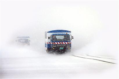 雪阻高速机场车站青岛交通告急 28条高速路关闭