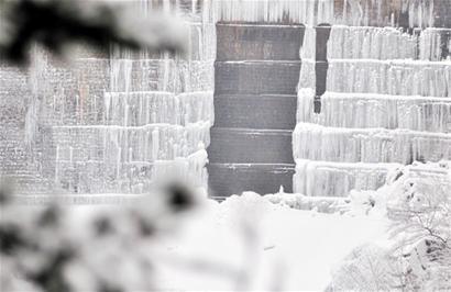 大雪封山驴友进山玩走你