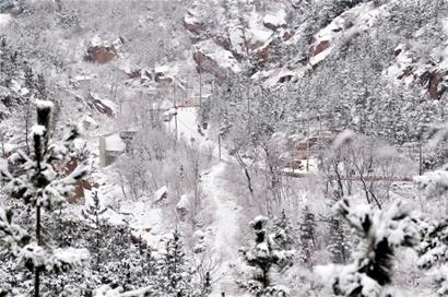 大雪封山驴友进山玩走你