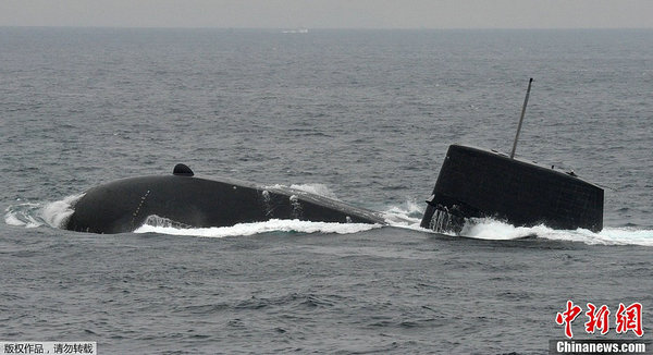 资料图：日本海上自卫队潜艇浮出水面。