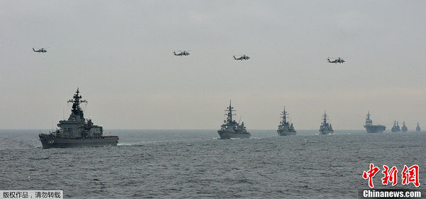 资料图：日本海军自卫队编队航行。