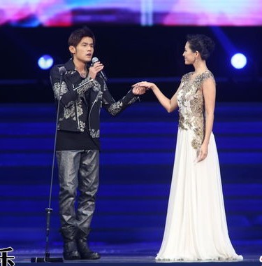 李宇春莫文蔚中歌榜魅惑共舞 周杰伦牵手章子怡