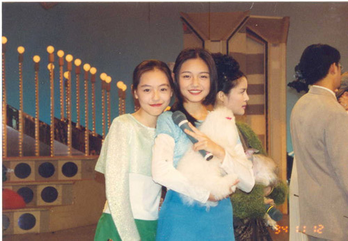 大S晒14岁时姐妹合影 背书包青涩姐妹清纯