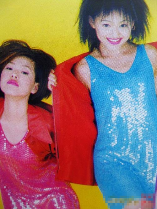 大S晒14岁时姐妹合影 背书包青涩姐妹清纯