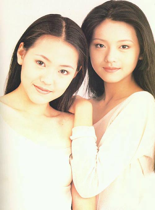 大S晒14岁时姐妹合影 背书包青涩姐妹清纯