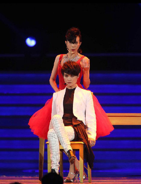 莫文蔚美腿色诱李宇春 周杰伦牵手章子怡引爆中歌榜