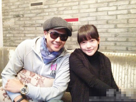 小S与黑人合照似少女