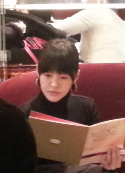 小S换新发型少女范儿足