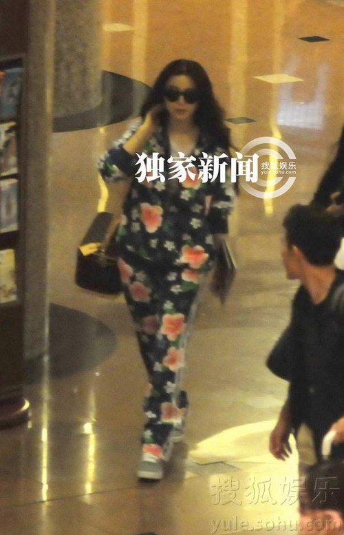 范冰冰潮装现身上海酒店