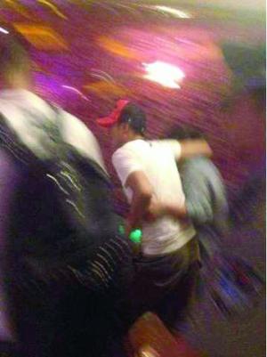 文章夜店寻欢被拍搂漂亮女孩聊天伴唱图
