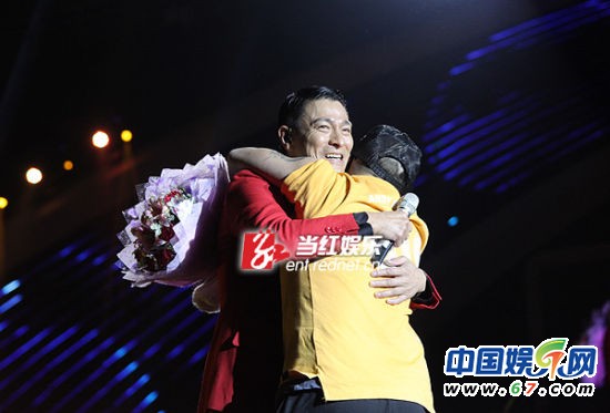 四大天王跨年隔空飙歌 刘德华黎明帅爆