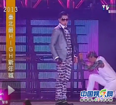 四大天王跨年隔空飙歌 刘德华黎明帅爆