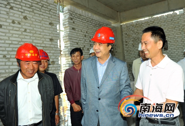 　　1月1日下午，在江林村，罗保铭走进村民林廷文正在建设的新家。(南海网记者秦彦摄)