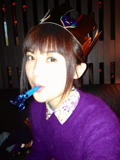 明星自曝私照迎新年 贾乃亮李小璐“萌”何韵诗“囧”