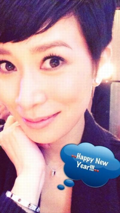 明星自曝私照迎新年 贾乃亮李小璐“萌”何韵诗“囧”