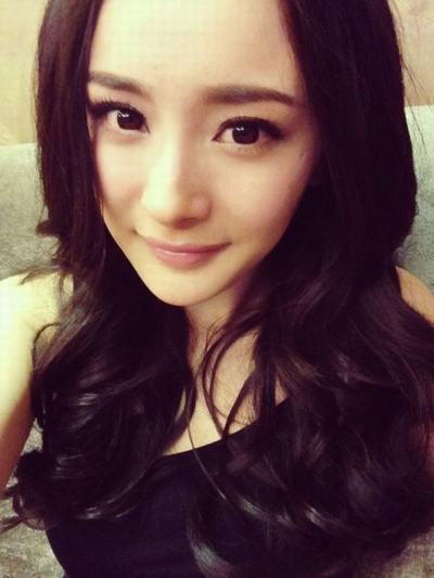 明星自曝私照迎新年 贾乃亮李小璐“萌”何韵诗“囧”