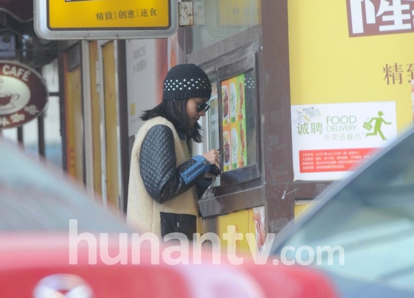 董洁离婚后避居大连 开豪车接送爱子