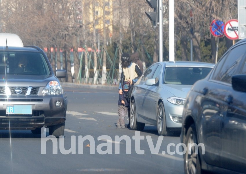 董洁离婚后避居大连 开豪车接送爱子