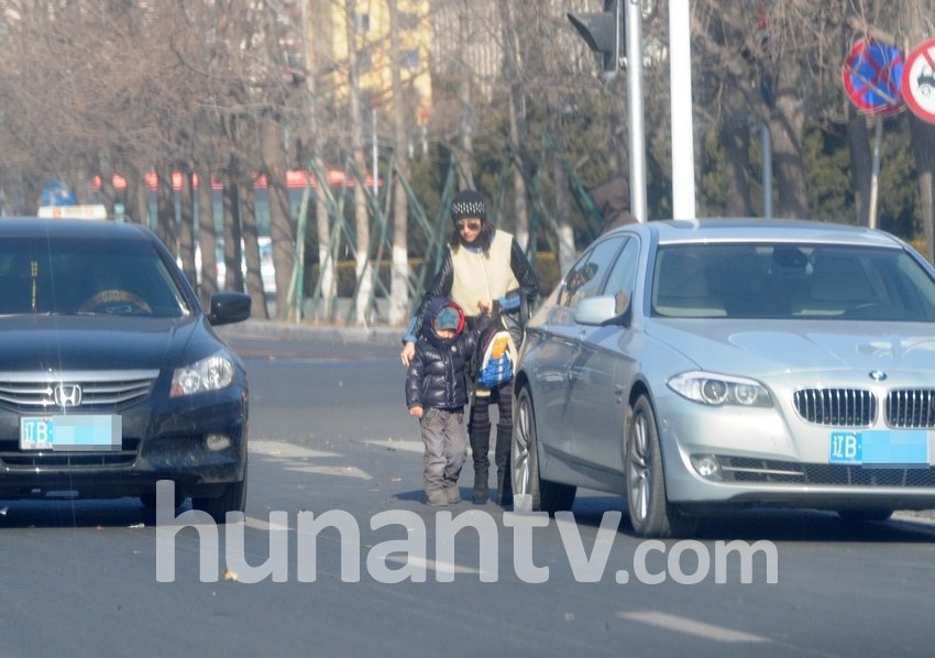 董洁离婚后避居大连 开豪车接送爱子