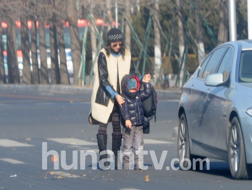 董洁离婚后避居大连 开豪车接送爱子